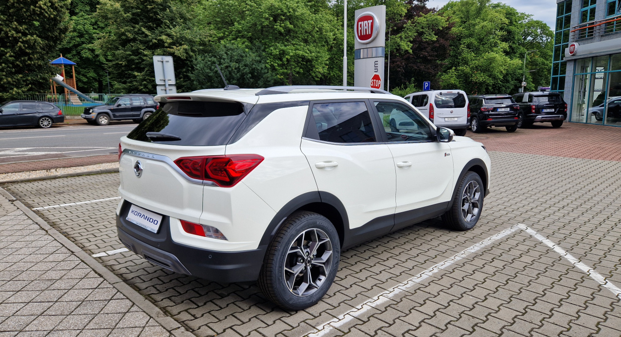 Korando STYLE+ 2WD AT (WAA) EBG