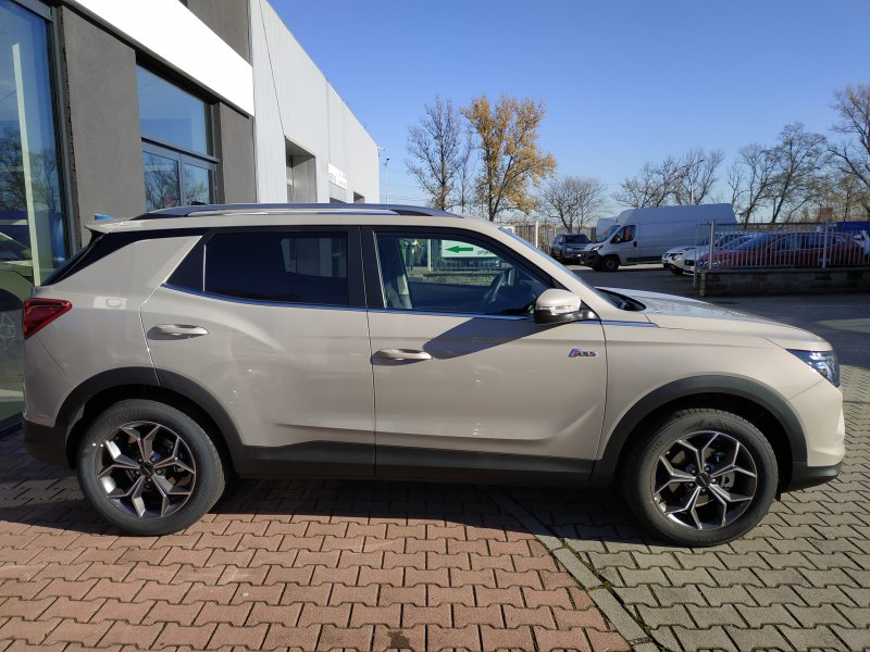 Korando STYLE+ 2WD MT (EBL) (D)